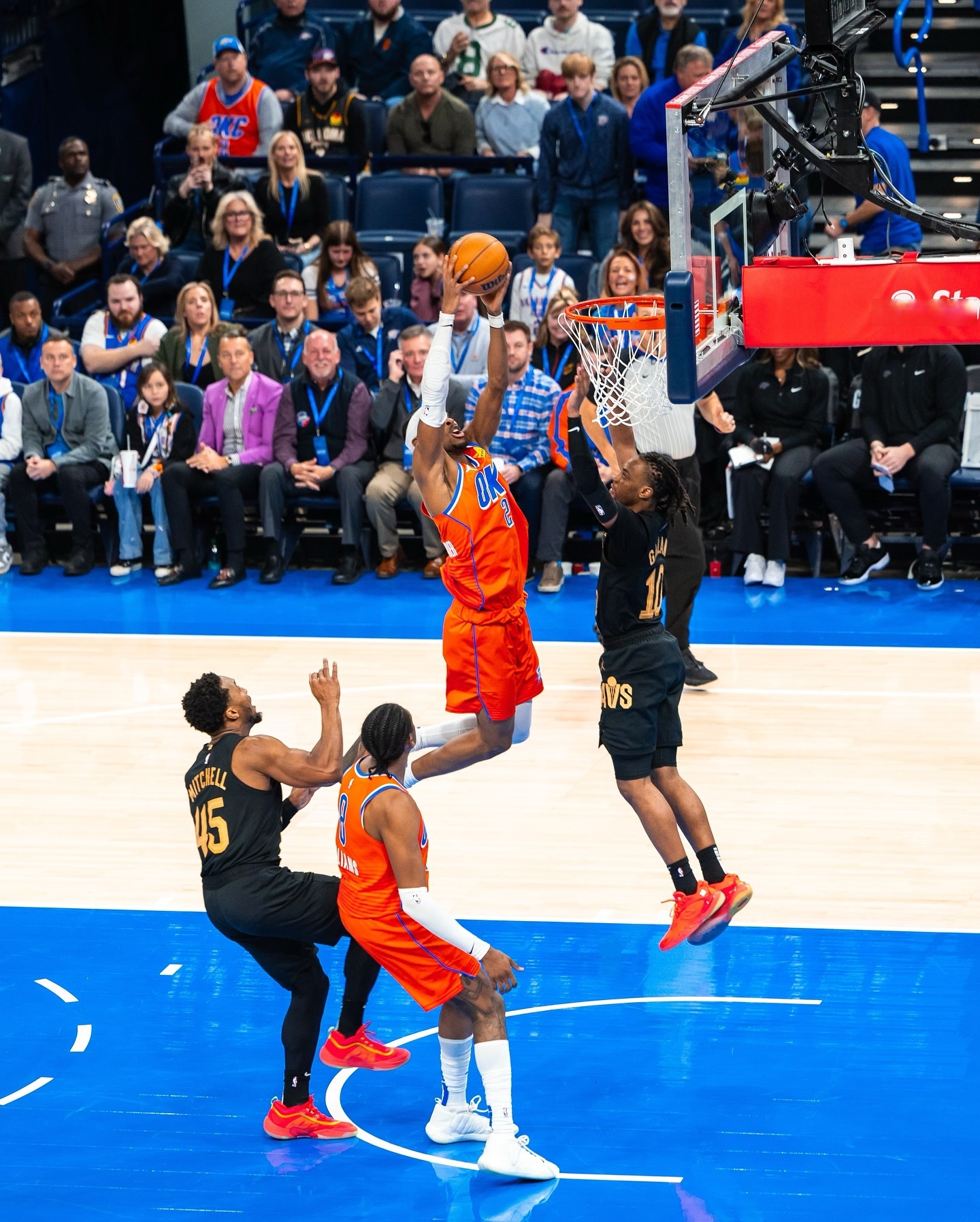 冲刺阶段荷甲焦点战，芝加哥公牛豪取连胜，球迷炸锅，年轻球员得到机会