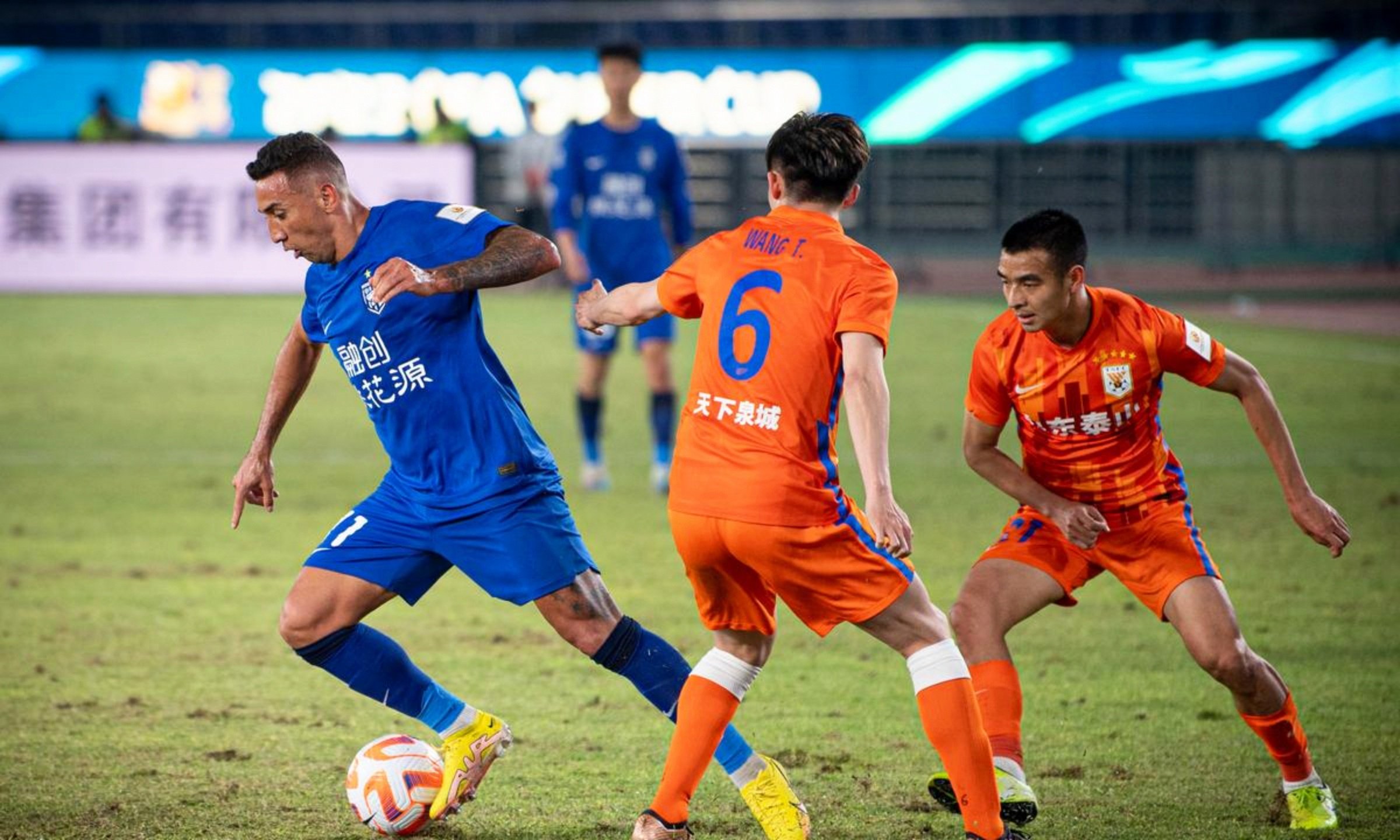 重磅！加时末段武汉三镇临场应变上海久事今晨单刀错失，国际比赛日上海申花复出首秀的简单介绍